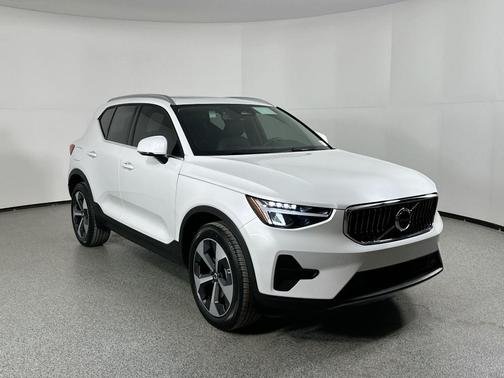 2025 Volvo XC40 B5 Core Bright Theme