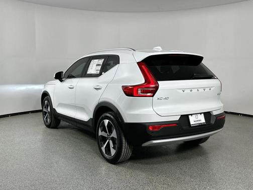 2025 Volvo XC40 B5 Core Bright Theme