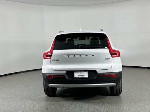 2025 Volvo XC40 B5 Core Bright Theme