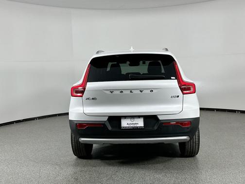 2025 Volvo XC40 B5 Core Bright Theme