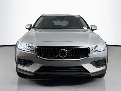 2025 Volvo V60 Cross Country B5 Plus