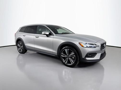 2025 Volvo V60 Cross Country B5 Plus