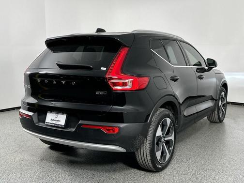 2025 Volvo XC40 B5 Core Bright Theme