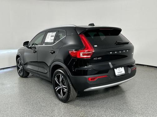 2025 Volvo XC40 B5 Core Bright Theme