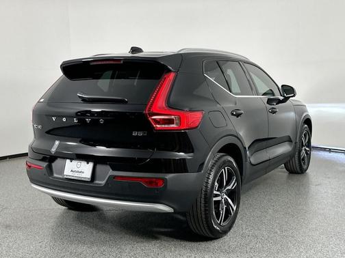 2025 Volvo XC40 B5 Core Bright Theme