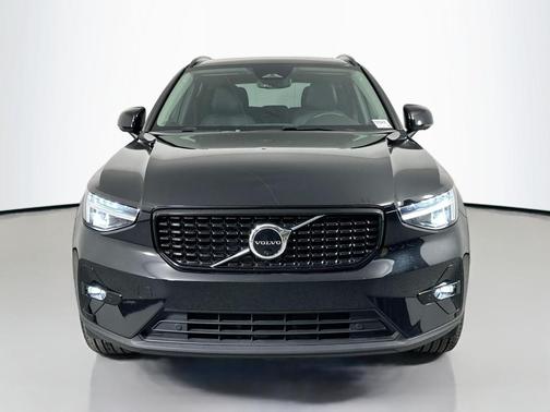 2023 Volvo XC40 B5 Ultimate Dark Theme