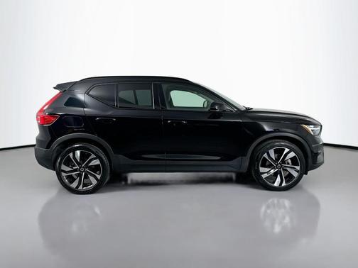 2023 Volvo XC40 B5 Ultimate Dark Theme