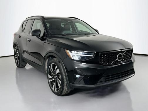2023 Volvo XC40 B5 Ultimate Dark Theme