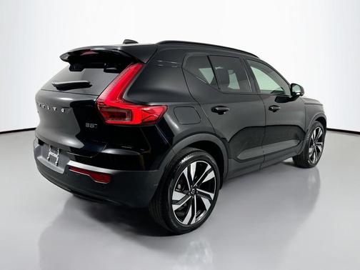2023 Volvo XC40 B5 Ultimate Dark Theme