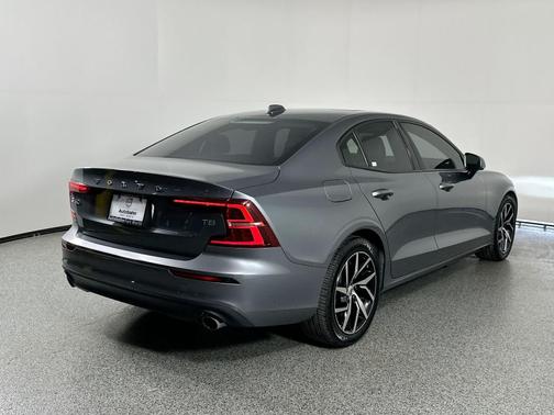 2020 Volvo S60 T5 Momentum
