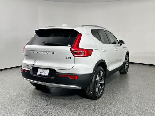 2025 Volvo XC40 B5 Plus Bright Theme