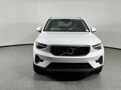 2025 Volvo XC40 B5 Plus Bright Theme