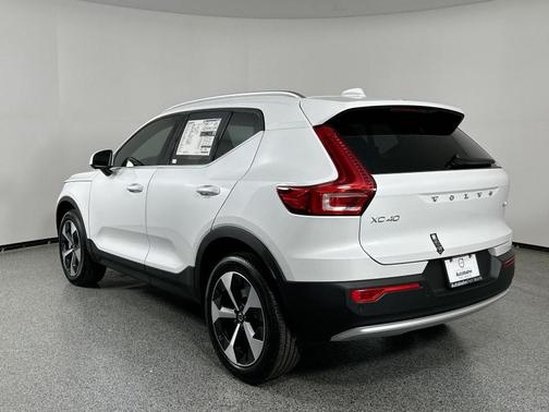2025 Volvo XC40 B5 Plus Bright Theme