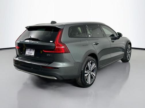 Forest Green 2026 Volvo V60 Cross Country B5 Plus