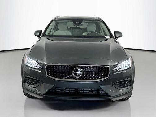 Forest Green 2026 Volvo V60 Cross Country B5 Plus