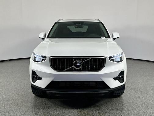 2025 Volvo XC40 B5 Ultra Bright Theme