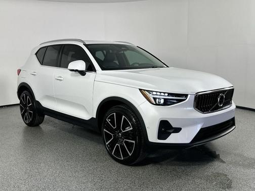 2025 Volvo XC40 B5 Ultra Bright Theme