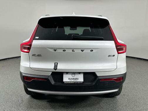 2025 Volvo XC40 B5 Ultra Bright Theme