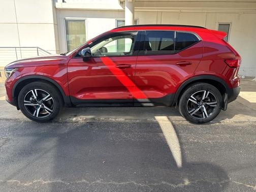2023 Volvo XC40 B4 Plus Dark Theme