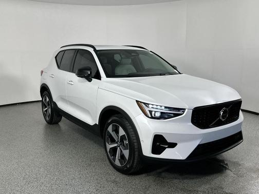 2026 Volvo XC40 B5 Plus