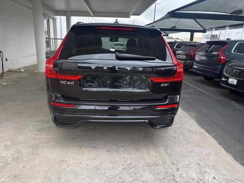 Onyx Black Metallic 2025 Volvo XC60 B5 Core