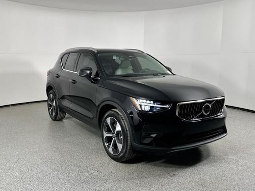 2025 Volvo XC40 B5 Plus Bright Theme