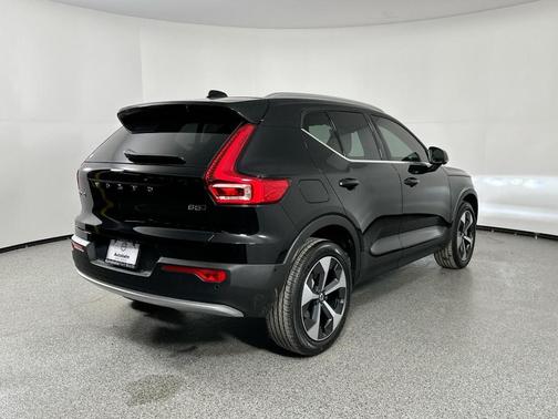 2025 Volvo XC40 B5 Plus Bright Theme