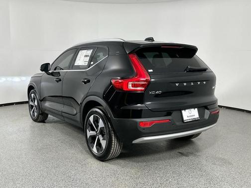 2025 Volvo XC40 B5 Plus Bright Theme