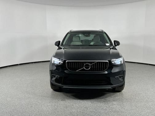 2025 Volvo XC40 B5 Plus Bright Theme
