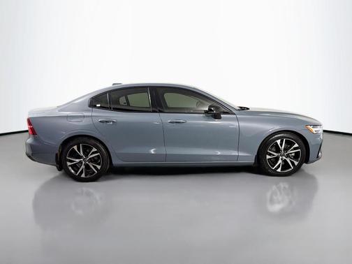 2024 Volvo S60 B5 Plus Dark Theme