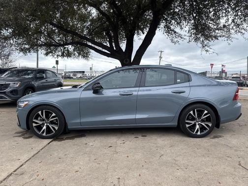 2024 Volvo S60 B5 Plus Dark Theme