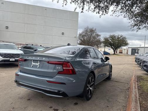 2024 Volvo S60 B5 Plus Dark Theme