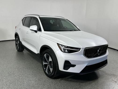 2025 Volvo XC40 B5 Core Bright Theme