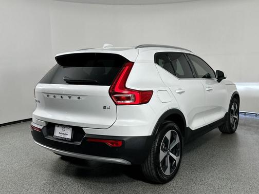 2025 Volvo XC40 B5 Core Bright Theme