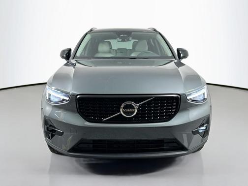 2026 Volvo XC40 B4 Plus