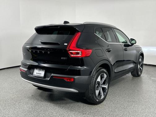 2025 Volvo XC40 B5 Core Bright Theme