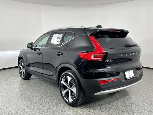 2025 Volvo XC40 B5 Core Bright Theme