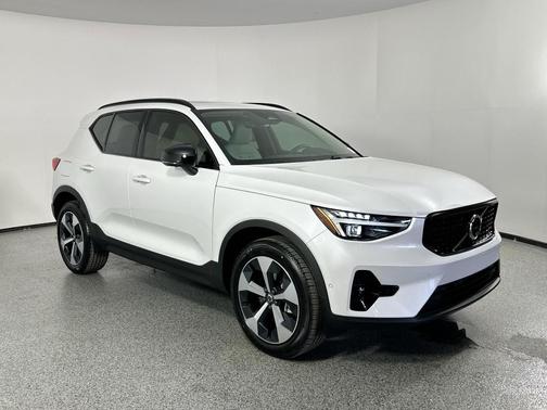 2025 Volvo XC40 B5 Plus Dark Theme