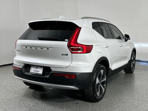 2025 Volvo XC40 B5 Core Bright Theme