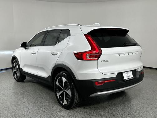 2025 Volvo XC40 B5 Core Bright Theme