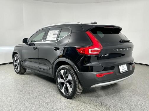 2025 Volvo XC40 B5 Core Bright Theme