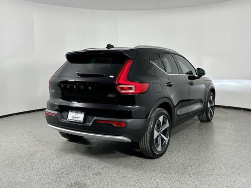 2025 Volvo XC40 B5 Core Bright Theme