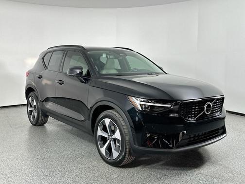 2025 Volvo XC40 B5 Plus Dark Theme