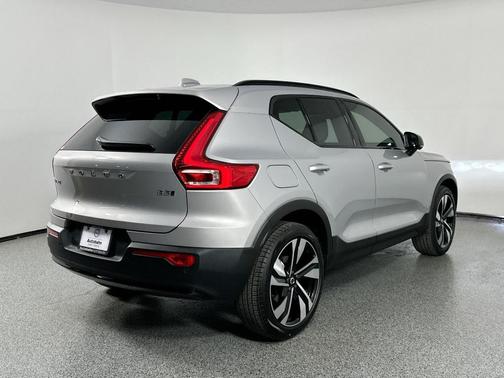 2025 Volvo XC40 B5 Ultra Dark Theme