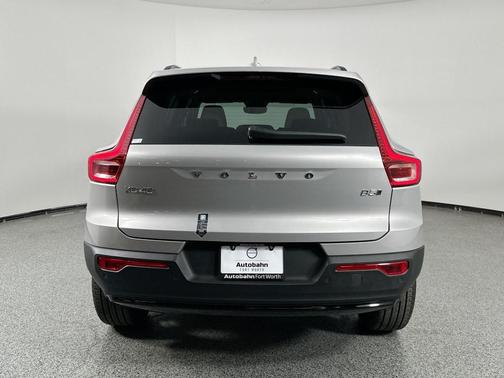 2025 Volvo XC40 B5 Ultra Dark Theme