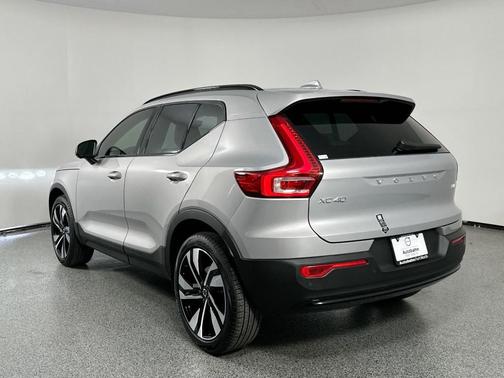 2025 Volvo XC40 B5 Ultra Dark Theme