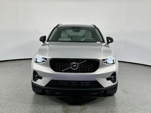 2025 Volvo XC40 B5 Ultra Dark Theme
