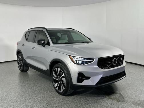 2025 Volvo XC40 B5 Ultra Dark Theme