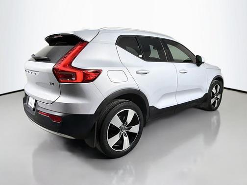 Glacier Silver Metallic 2020 Volvo XC40 T4 Momentum