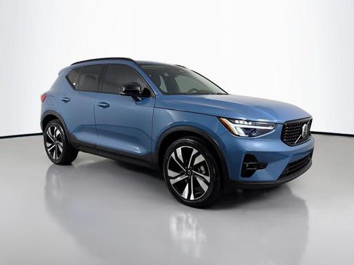 2023 Volvo XC40 B4 Plus Dark Theme
